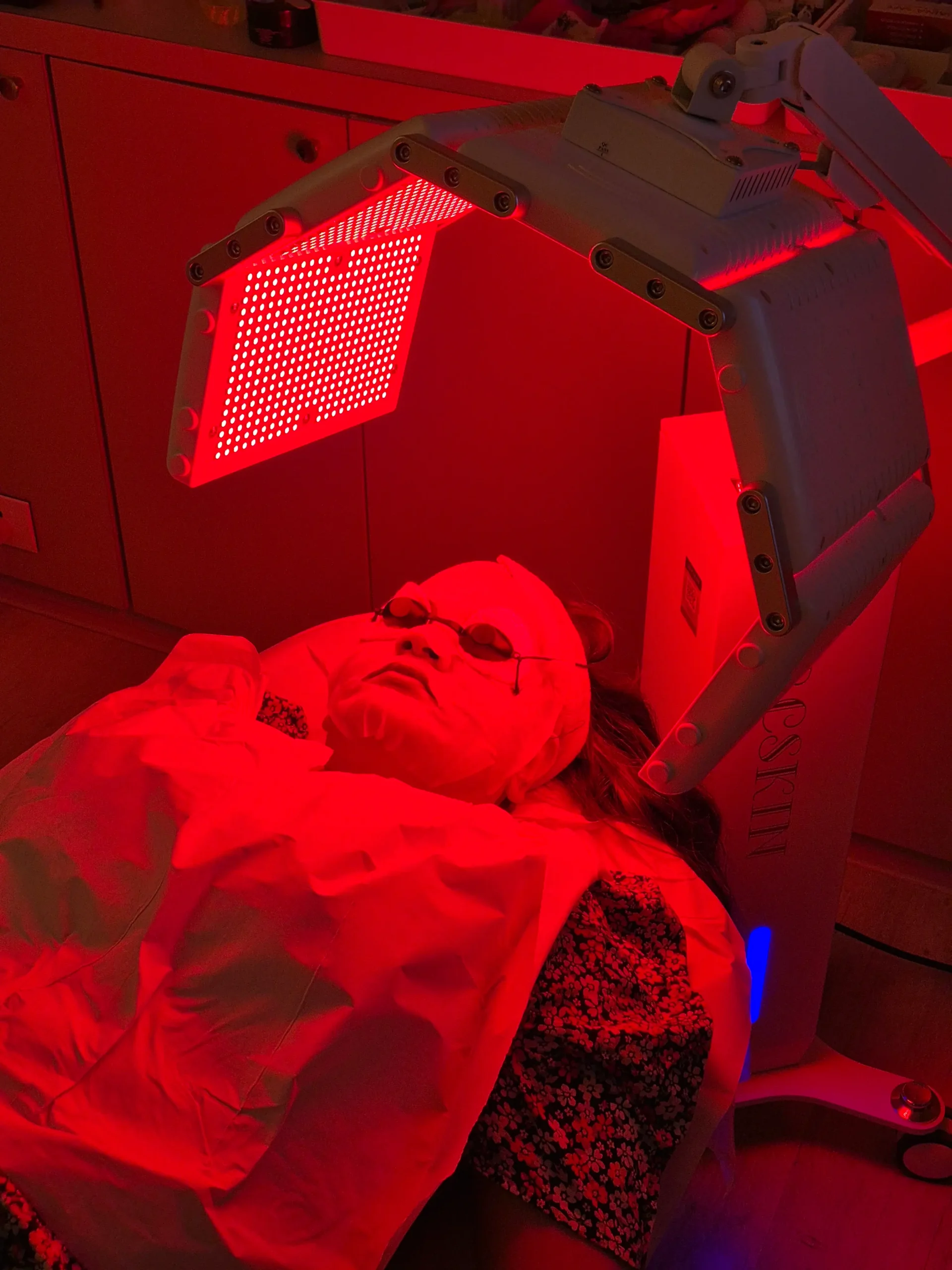 A client undergoing LED light therapy for skin rejuvenation at Vivo Body & Skin Clinic in Mumbai, using red light to improve skin texture and reduce signs of aging