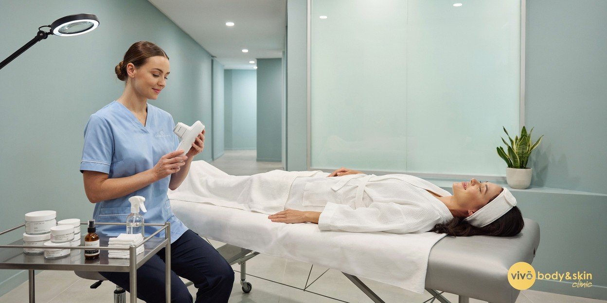 Post-Pregnancy Facial Rejuvenation India: HIFU vs RF vs Microneedling 4 Clinician preparing a non-surgical facial rejuvenation treatment in a modern clinic
